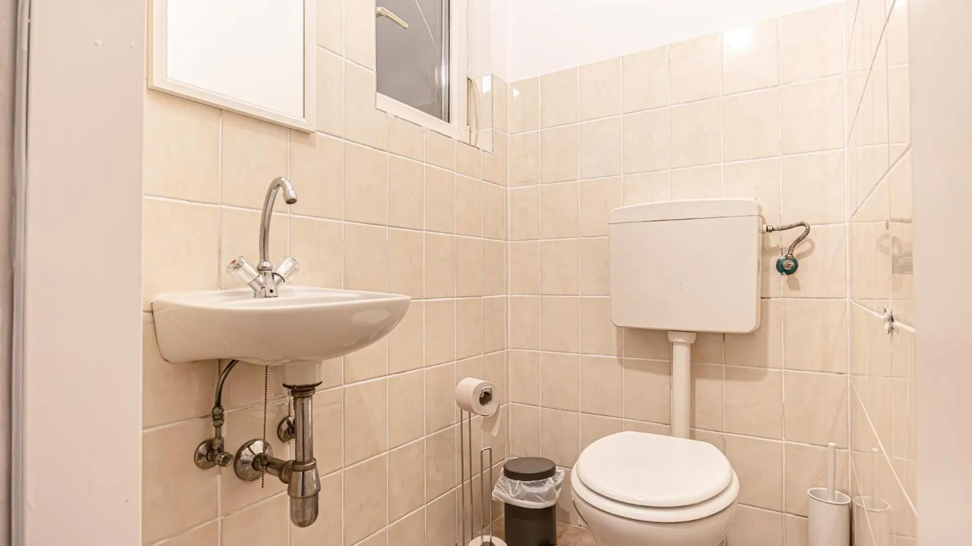 Comfortable 2Br & 1Lr Apt In Central Vienna 0*,  Austria