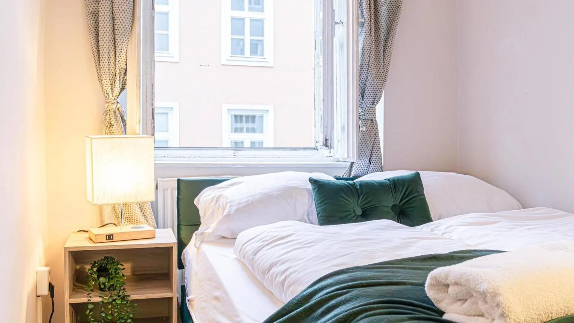 Comfortable 2Br & 1Lr Apt In Central Vienna 0*,