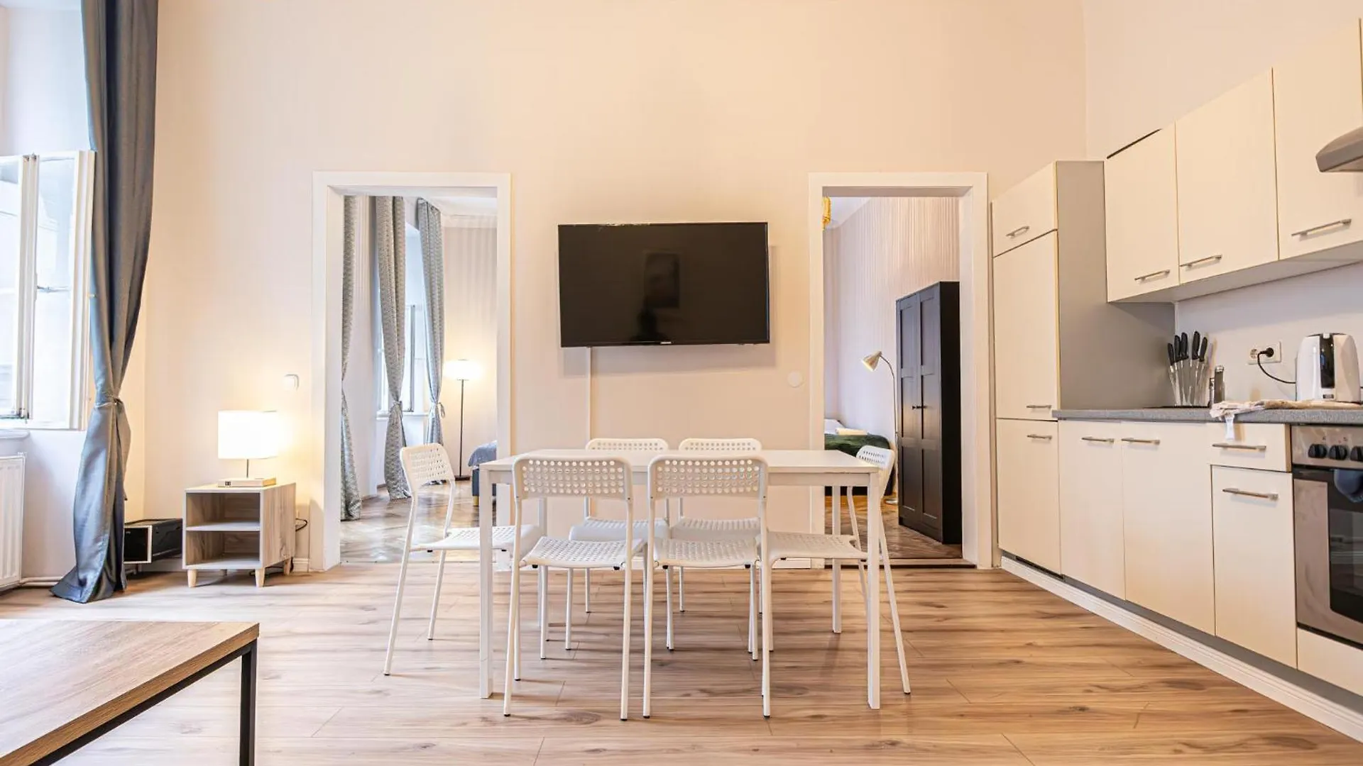 Comfortable 2Br & 1Lr Apt In Central فيينا